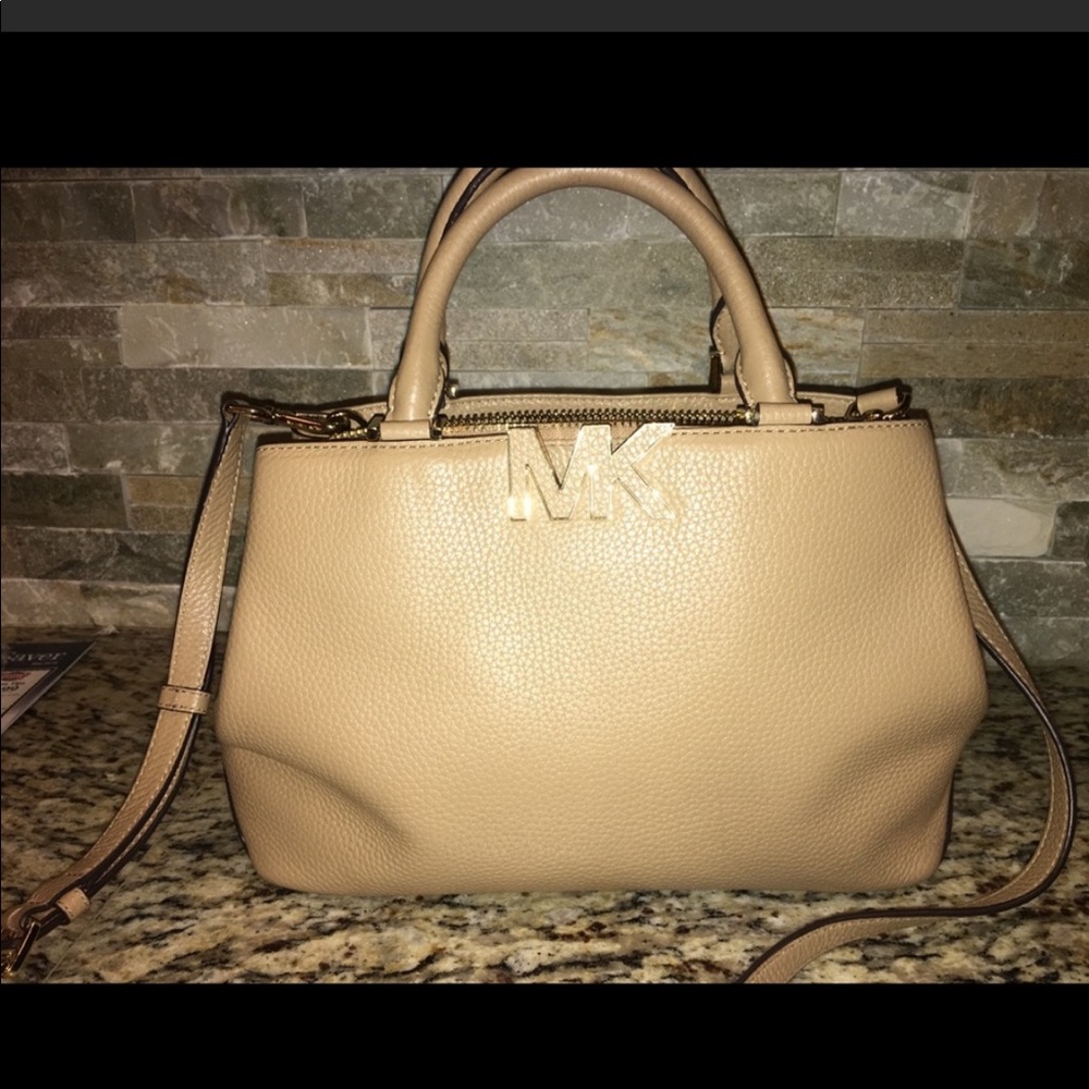 MK beige crossbody 😍